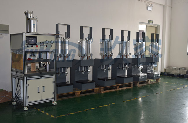 6臺半弓型雙缸氣液增壓機(jī)產(chǎn)品圖